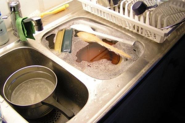 Thói quen dùng nước rửa chén cực kì sai lầm mà chị em hầu như ai cũng mắc-3