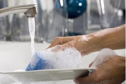 Thói quen dùng nước rửa chén cực kì sai lầm mà chị em hầu như ai cũng mắc