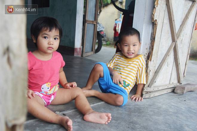 Vợ mất sau khi sinh, chồng một nách ôm 3 đứa con khờ dại: Sao ba để mẹ ngồi đó mà không xuống chơi với con-3