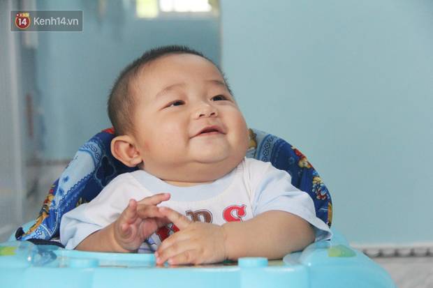 Vợ mất sau khi sinh, chồng một nách ôm 3 đứa con khờ dại: Sao ba để mẹ ngồi đó mà không xuống chơi với con-5