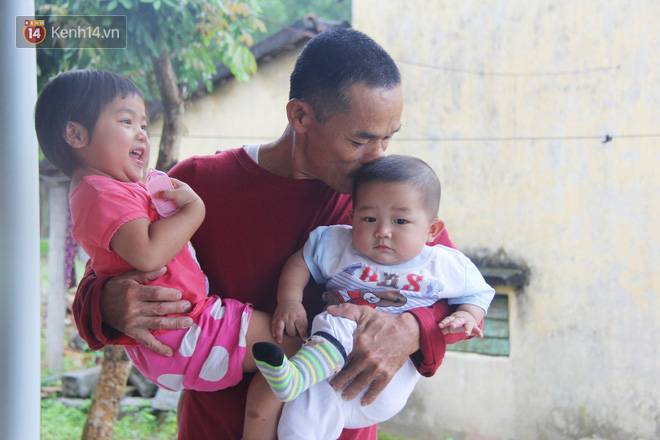 Vợ mất sau khi sinh, chồng một nách ôm 3 đứa con khờ dại: Sao ba để mẹ ngồi đó mà không xuống chơi với con-6