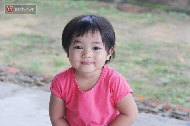 Vợ mất sau khi sinh, chồng một nách ôm 3 đứa con khờ dại: Sao ba để mẹ ngồi đó mà không xuống chơi với con-10