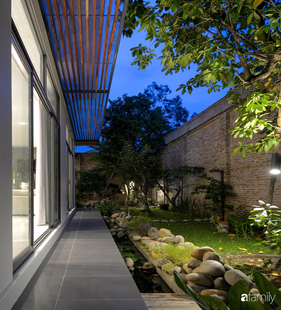 Ngôi nhà vườn tràn ngập cây xanh yên ả, tách mình khỏi mọi sự xô bồ ồn ã của phố thị-2