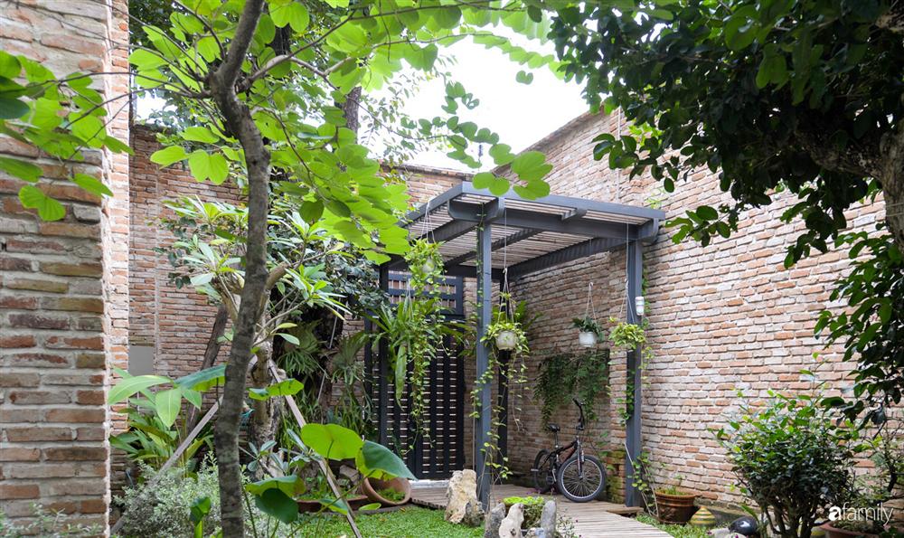 Ngôi nhà vườn tràn ngập cây xanh yên ả, tách mình khỏi mọi sự xô bồ ồn ã của phố thị-3