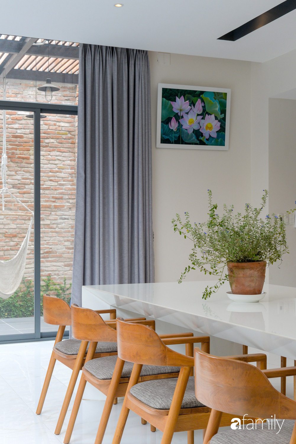 Ngôi nhà vườn tràn ngập cây xanh yên ả, tách mình khỏi mọi sự xô bồ ồn ã của phố thị-13