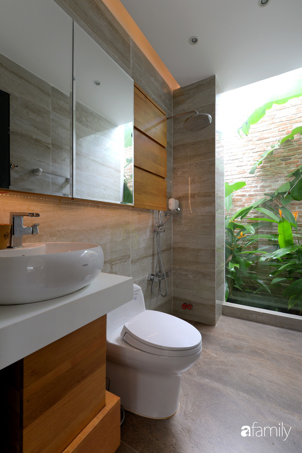 Ngôi nhà vườn tràn ngập cây xanh yên ả, tách mình khỏi mọi sự xô bồ ồn ã của phố thị-18