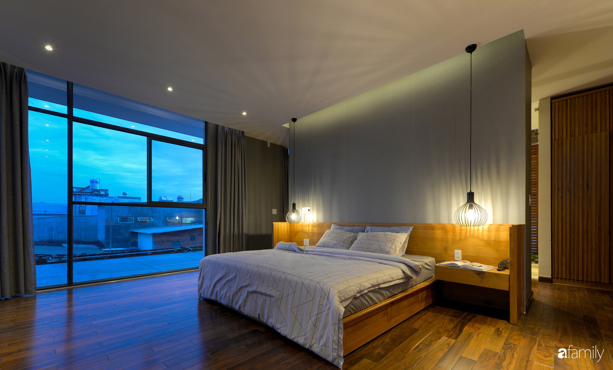 Ngôi nhà vườn tràn ngập cây xanh yên ả, tách mình khỏi mọi sự xô bồ ồn ã của phố thị-16