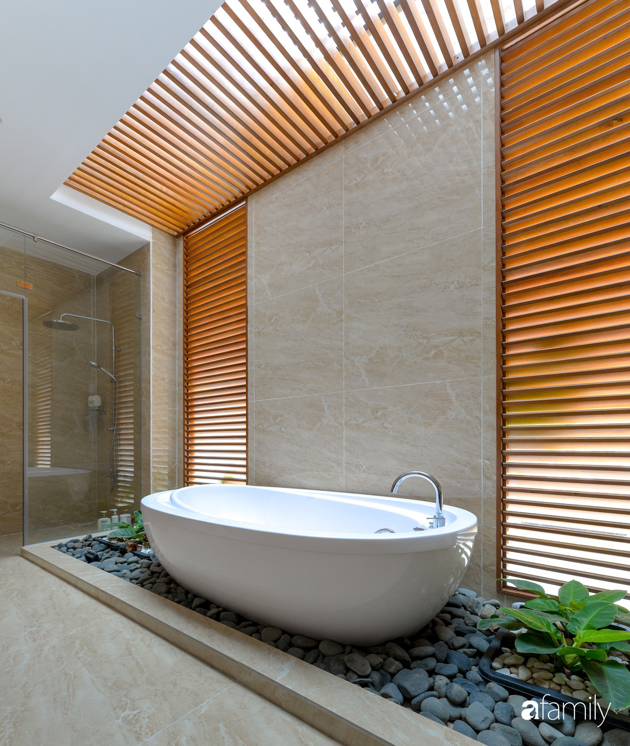 Ngôi nhà vườn tràn ngập cây xanh yên ả, tách mình khỏi mọi sự xô bồ ồn ã của phố thị-17