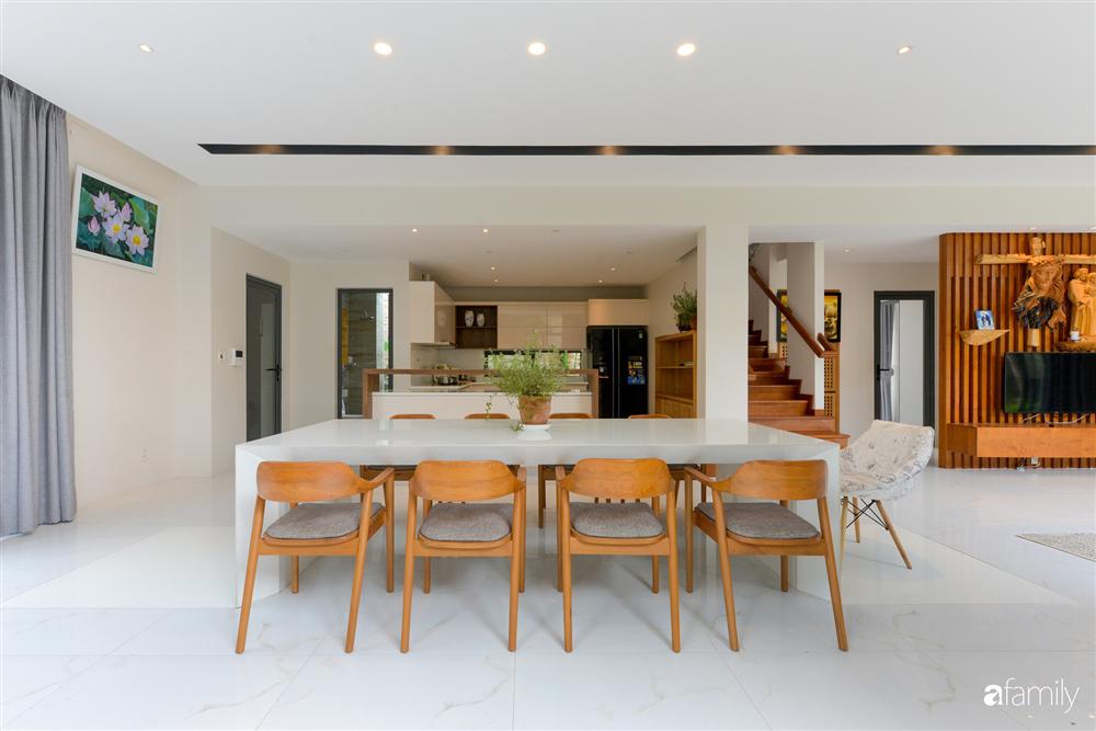 Ngôi nhà vườn tràn ngập cây xanh yên ả, tách mình khỏi mọi sự xô bồ ồn ã của phố thị-11