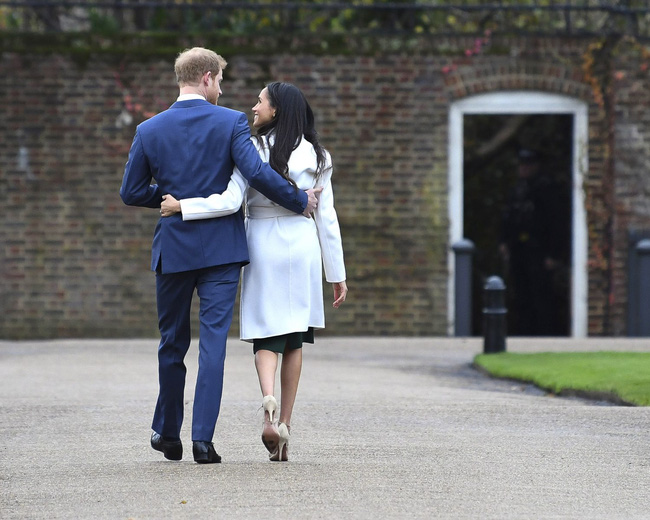 Chưa chính thức rời khỏi hoàng gia Anh, vợ chồng Meghan Markle khóc không thành tiếng khi bị dư luận đòi nợ-1