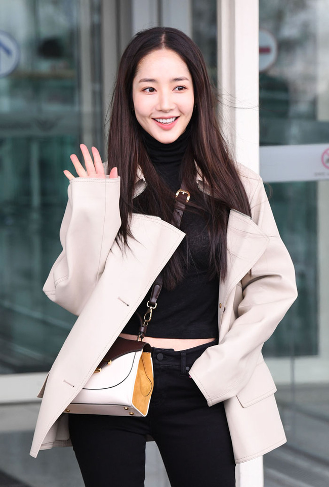 Nhờ áp dụng một chiêu bài mà style sân bay của Park Min Young cứ ngày một sang xịn, bạn học theo là dứt khoát lên đời phong cách-1