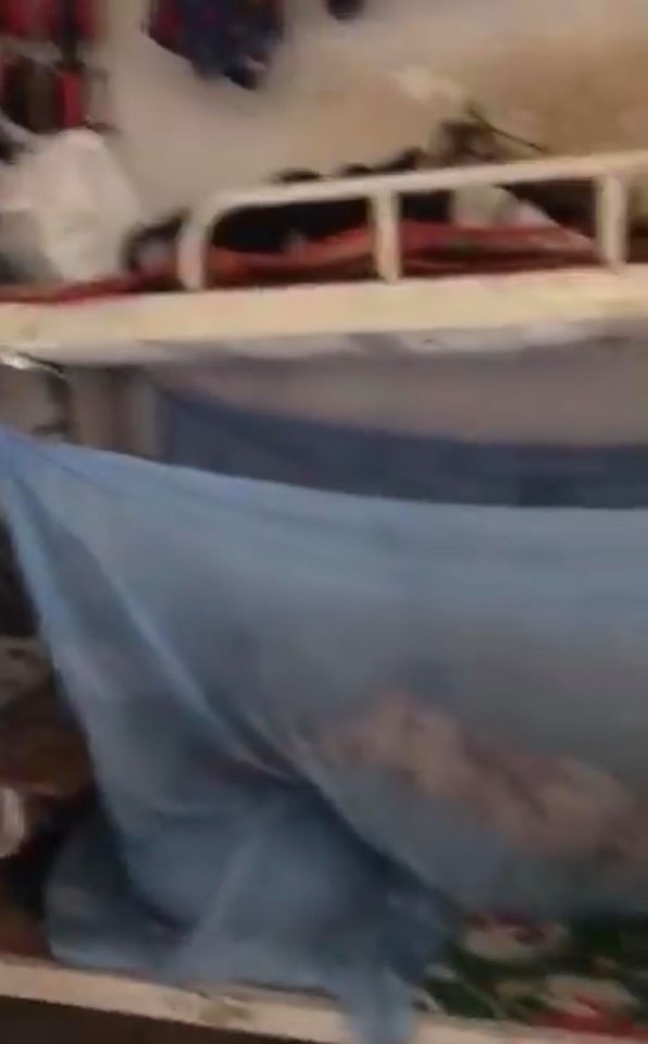 CLIP: Dân mạng kinh hãi với căn phòng KTX ngập ngụa rác thải của các thánh ở bẩn nhất quả đất-3