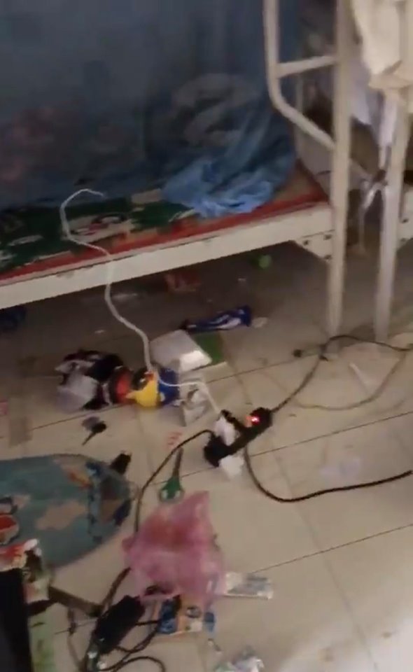 CLIP: Dân mạng kinh hãi với căn phòng KTX ngập ngụa rác thải của các thánh ở bẩn nhất quả đất-4