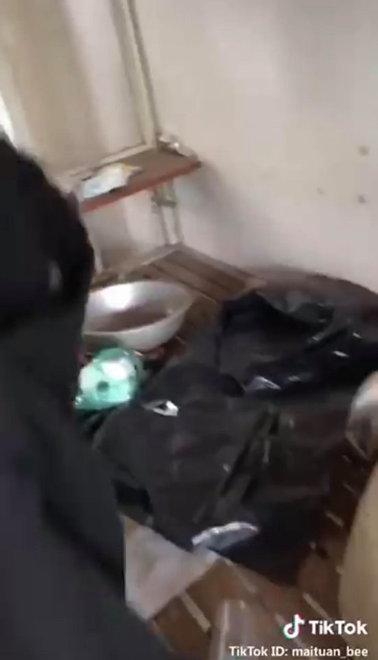 CLIP: Dân mạng kinh hãi với căn phòng KTX ngập ngụa rác thải của các thánh ở bẩn nhất quả đất-6