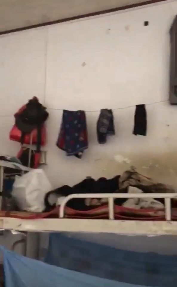 CLIP: Dân mạng kinh hãi với căn phòng KTX ngập ngụa rác thải của các thánh ở bẩn nhất quả đất-7