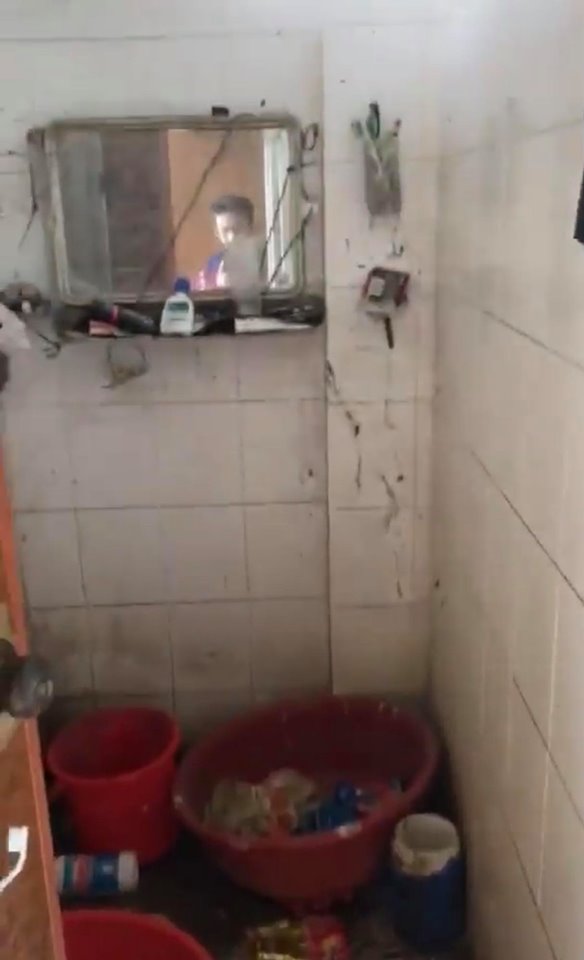 CLIP: Dân mạng kinh hãi với căn phòng KTX ngập ngụa rác thải của các thánh ở bẩn nhất quả đất-8