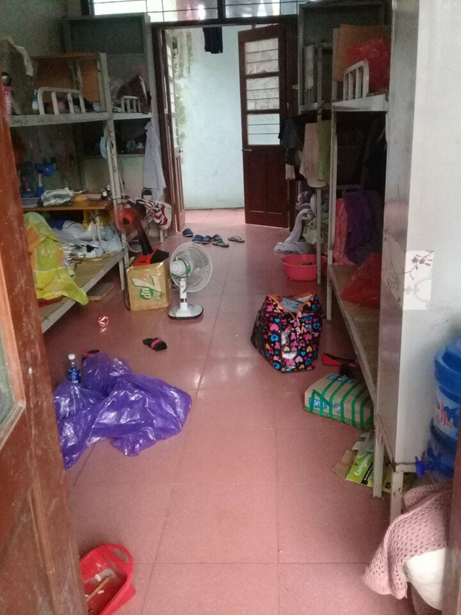 CLIP: Dân mạng kinh hãi với căn phòng KTX ngập ngụa rác thải của các thánh ở bẩn nhất quả đất-12