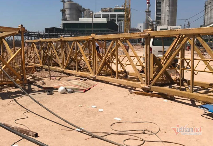 Cẩu tháp sập đè chết 3 người ở Bình Dương-1