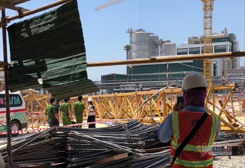 Cẩu tháp sập đè chết 3 người ở Bình Dương-3