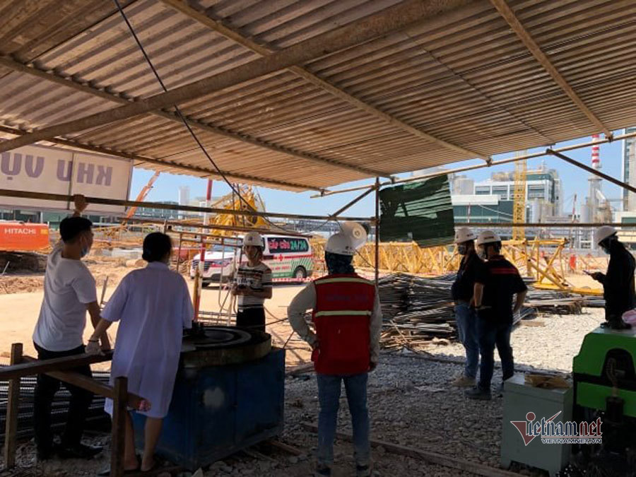 Cẩu tháp sập đè chết 3 người ở Bình Dương-4