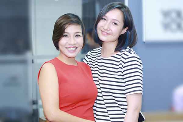 Mỹ Linh tự tay đeo hoa tai cho con gái riêng của chồng trong ngày cưới-10