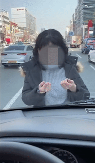 Thực hư đoạn clip bệnh nhân siêu lây nhiễm ở Hàn Quốc trốn khỏi bệnh viện và đứng giữa đường chặn xe đang chạy gây hoang mang dân mạng-2