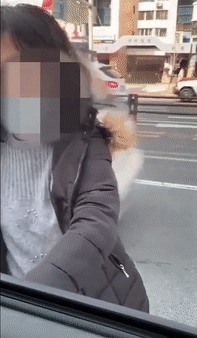 Thực hư đoạn clip bệnh nhân siêu lây nhiễm ở Hàn Quốc trốn khỏi bệnh viện và đứng giữa đường chặn xe đang chạy gây hoang mang dân mạng-3