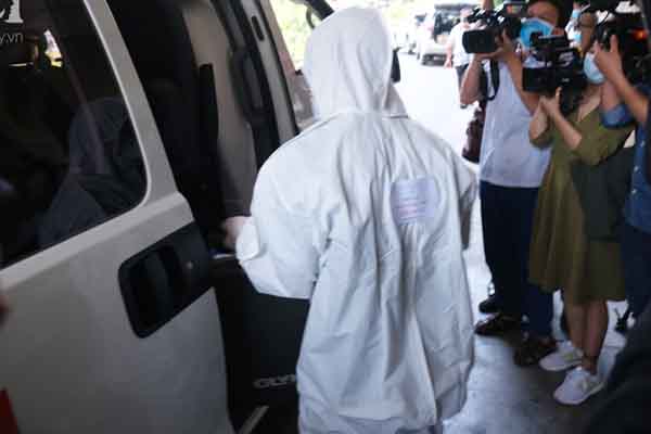 Va chạm với tàu du lịch, tàu chuyển tải bị chìm khiến 1 nữ du khách tử vong-2