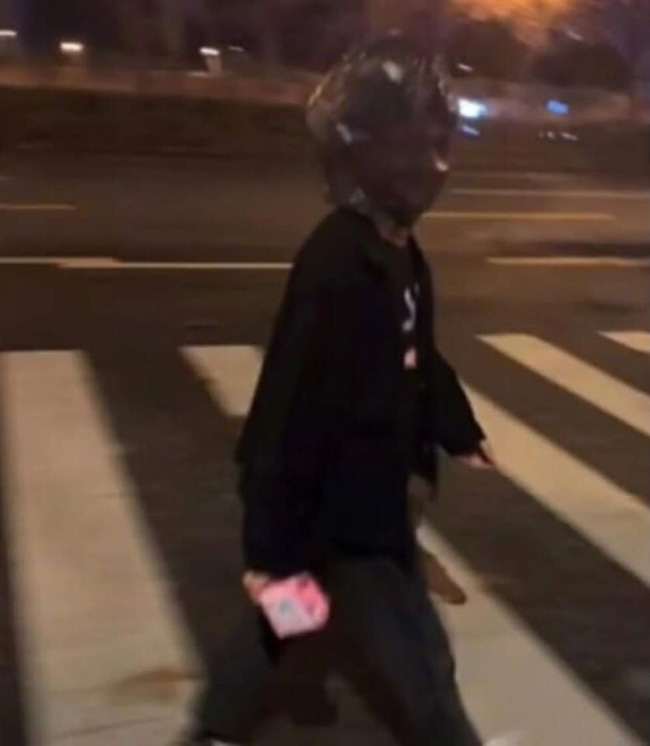 Nhờ bạn trai đi mua băng vệ sinh, cô gái cẩn thận dặn dùng túi đen gói vào và cái kết khiến ai nấy cười chảy nước mắt-3