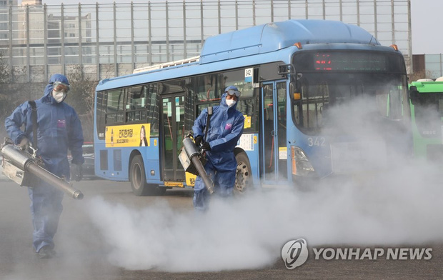 Hàn Quốc: Thêm 1 người tử vong, số người nhiễm virus corona tăng hơn gấp đôi chỉ sau 1 ngày nhưng dân Seoul vẫn bất chấp đi biểu tình-2