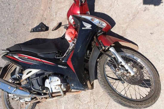 Xe tải cán chết người con, tông mẹ bị thương rồi bỏ trốn giữa trưa, mặc nạn nhân bên đường