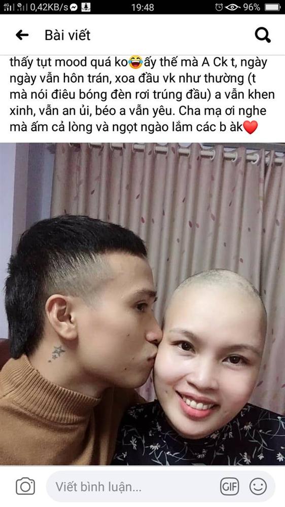 Nữ bệnh nhân ung thư, đầu trọc lóc chồng vẫn xoa xoa hôn trán : Vài năm nữa hết đau anh mang đi xăm thẩm mỹ che sẹo”-1
