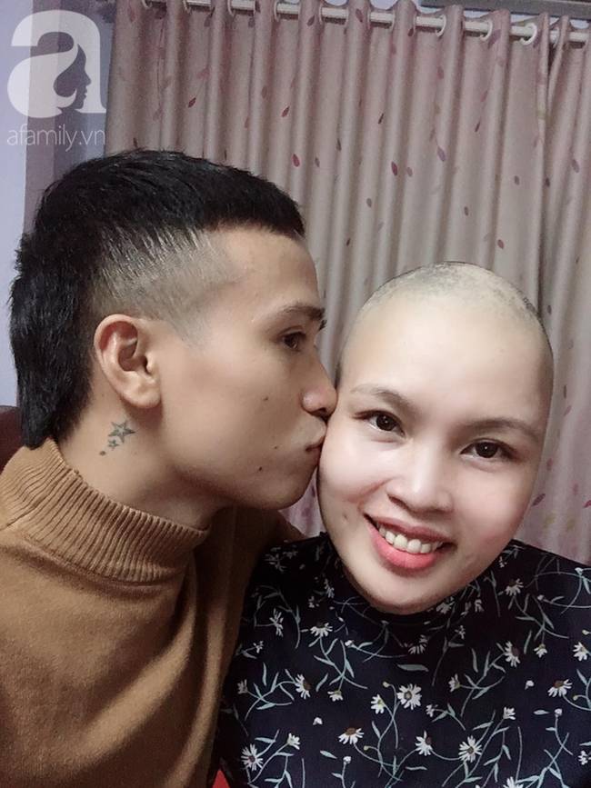 Nữ bệnh nhân ung thư, đầu trọc lóc chồng vẫn xoa xoa hôn trán : Vài năm nữa hết đau anh mang đi xăm thẩm mỹ che sẹo”-3
