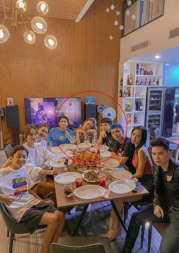 Tụ tập bạn bè thân thiết, Hoàng Thùy Linh và Gil Lê vẫn quyết ngồi cạnh nhau không rời-1