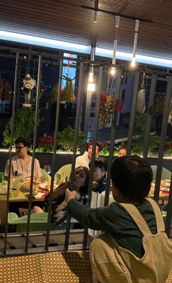 Tụ tập bạn bè thân thiết, Hoàng Thùy Linh và Gil Lê vẫn quyết ngồi cạnh nhau không rời-2