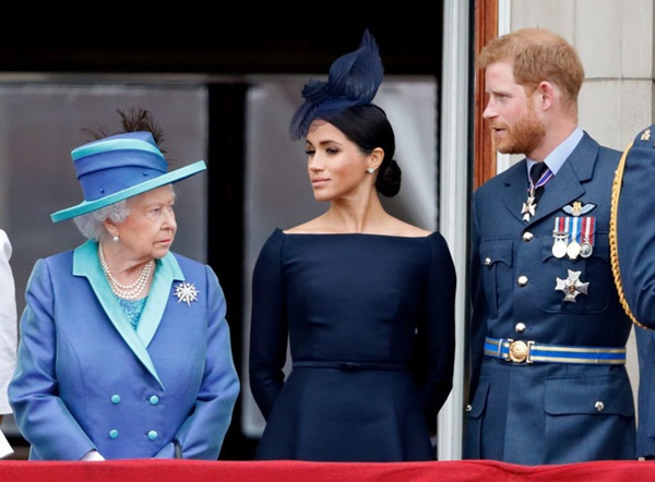 Vợ chồng Meghan Markle bị chỉ trích dữ dội sau thông báo mới chứa ngôn từ vô lễ với Nữ hoàng Anh-2