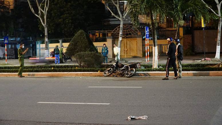 Chạy xe máy tốc độ cao tông vào con lươn ven đường, người đàn ông chết thảm-1