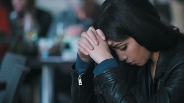 Gặp người yêu của em gái, tôi đứng chết trân tại chỗ còn anh ta lén cúi xuống giấu đi sự thảng thốt trong lòng-1