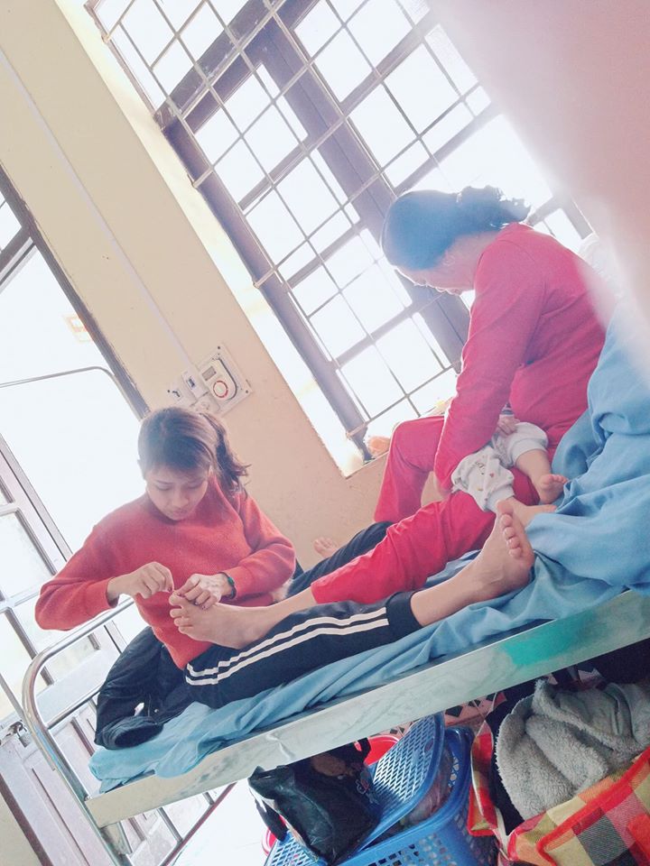 Hình ảnh con dâu cần mẫn ngồi cắt móng chân cho mẹ chồng trên giường bệnh khiến nhiều người xúc động-3