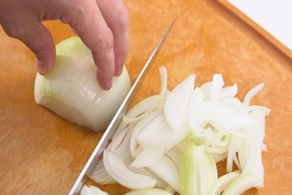 Tất tần tật các tuyệt chiêu cắt hành tây không cay mắt-1
