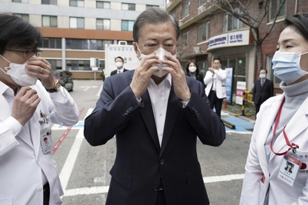 Người sống sót kể về 24 ngày chiến đấu với COVID-19: Cứ ngỡ là ảo giác, hóa ra trong phòng thực sự có dơi-3