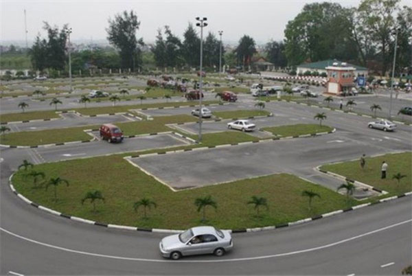 Thi bằng lái xe ô tô 2020: 100 giờ học, 30 triệu học phí và 600 câu hỏi-1