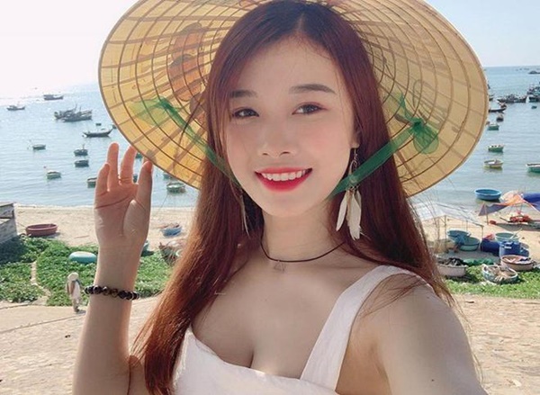 Bạn gái Văn Toàn gắt gỏng đáp trả khi bị chê hở hang-1