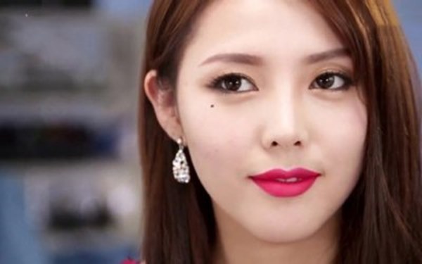 3 nốt ruồi trời sinh đào hoa, vệ tinh đuổi không hết-3