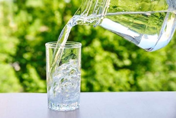 3 thói quen khi uống nước không chỉ ảnh hưởng thận mà còn khiến tim bị suy yếu-2