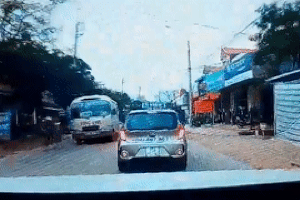 Cú lách xe của tài xế taxi cứu sống thanh niên đi xe máy bị ngã