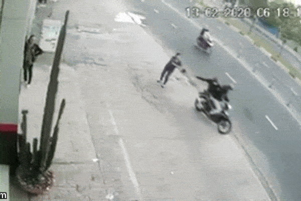 Tên cướp giật dây chuyền khi tài xế xe máy đang đổ xăng-1
