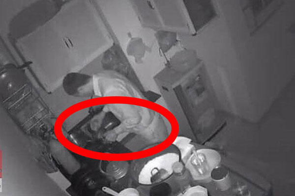 Nam thanh niên tự cột xích vào chân và lý do đằng sau khiến nhiều người cay mắt-2