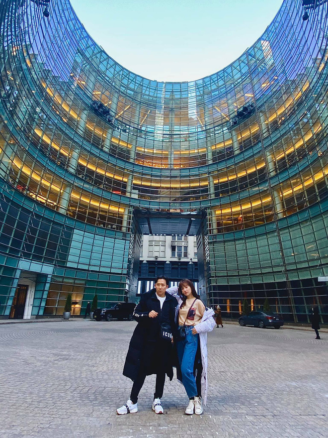 Tung ảnh vi vu New York sang chảnh bên bà xã, Trấn Thành gây xôn xao vì quá gầy: Đuông dừa” năm xưa giờ xanh xao đáng lo-1