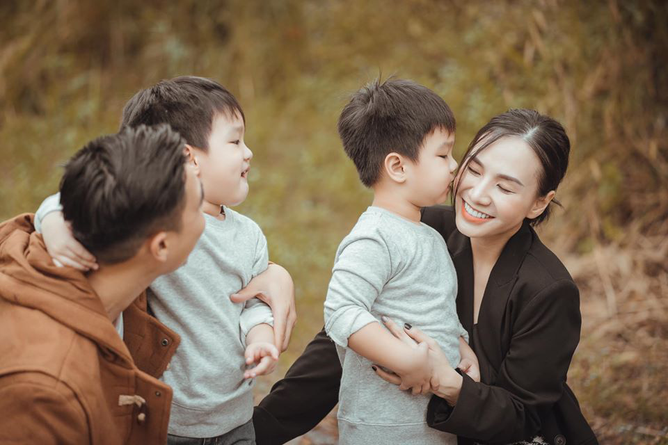 3 cặp sinh đôi nhà sao Việt nổi như cồn trên mạng xã hội: Bé con lai đã lớn phổng phao như thiếu nữ, cùng bố mẹ sống đầy trải nghiệm nơi trời Tây-12